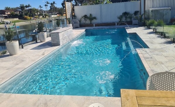 Una piscina al aire libre, una piscina climatizada