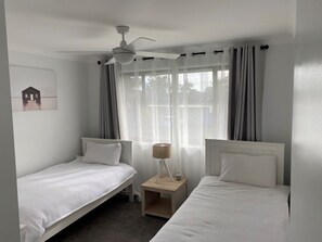 4 habitaciones, tabla de planchar con plancha, wifi y ropa de cama