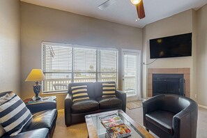 TV, fireplace, DVD player - Waterfront Townhouse with High-Speed WiFi and Central AC & Snowbird-Friendly (Galveston)