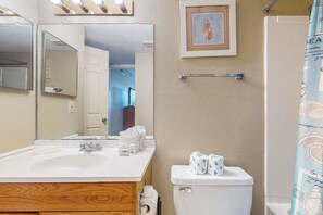 Hair dryer, towels - Waterfront Townhouse with High-Speed WiFi and Central AC & Snowbird-Friendly (Galveston)
