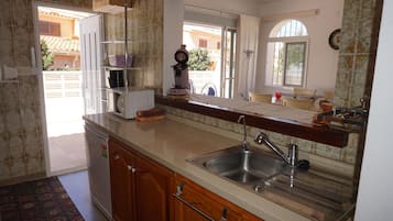 Frigorífico, microondas, horno y lavavajillas