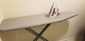 1 chambre, fer et planche à repasser, accès au Wi-Fi (inclus)