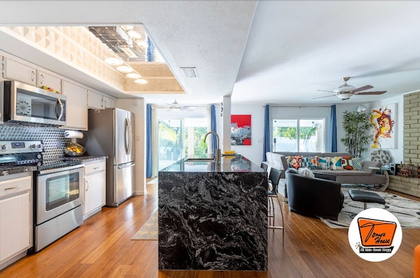 Réfrigérateur, micro-ondes, four, plaque de cuisson