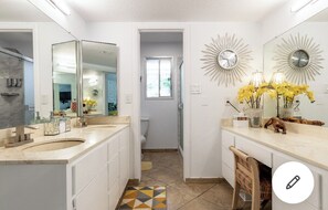 Regadera, secadora de cabello, toallas, jabón 