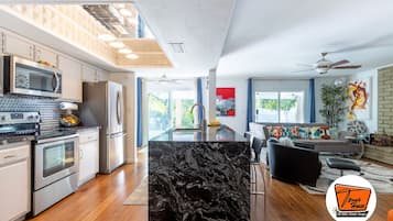 Een koelkast, een microgolfoven, een oven, een kookplaat