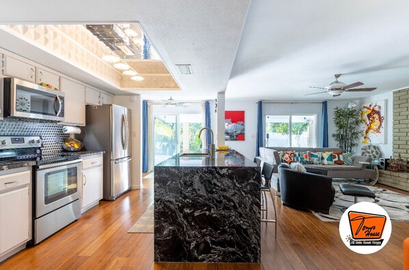 Réfrigérateur, four à micro-ondes, un four, surface de cuisson