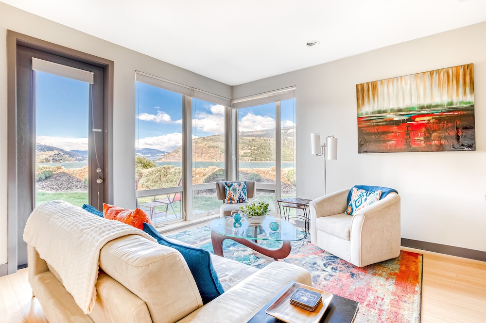Two-level condo with majestic Columbia River view, patio, balcony & WiFi