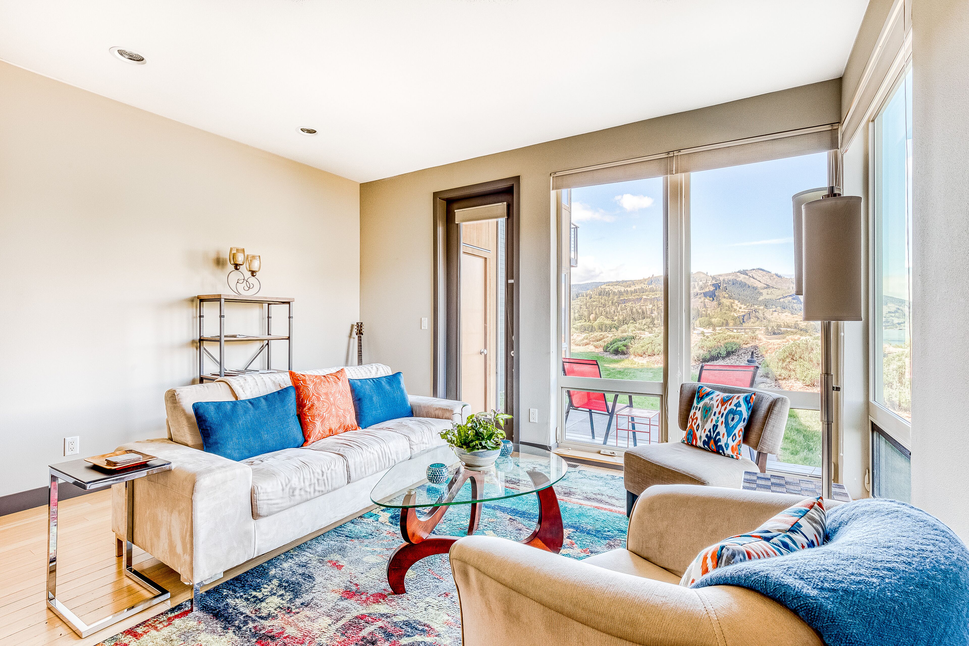 Two-level condo with majestic Columbia River view, patio, balcony & WiFi