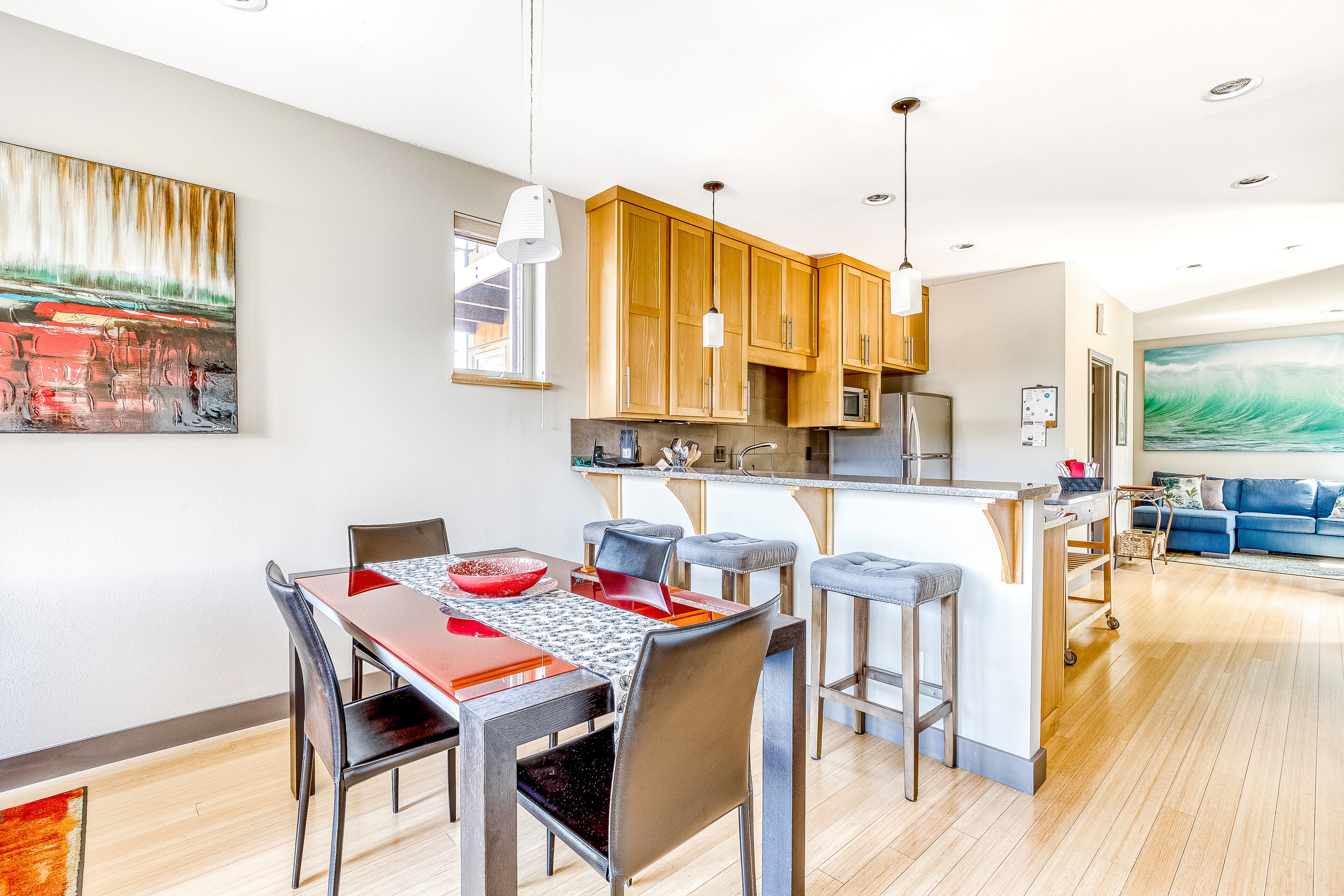 Two-level condo with majestic Columbia River view, patio, balcony & WiFi