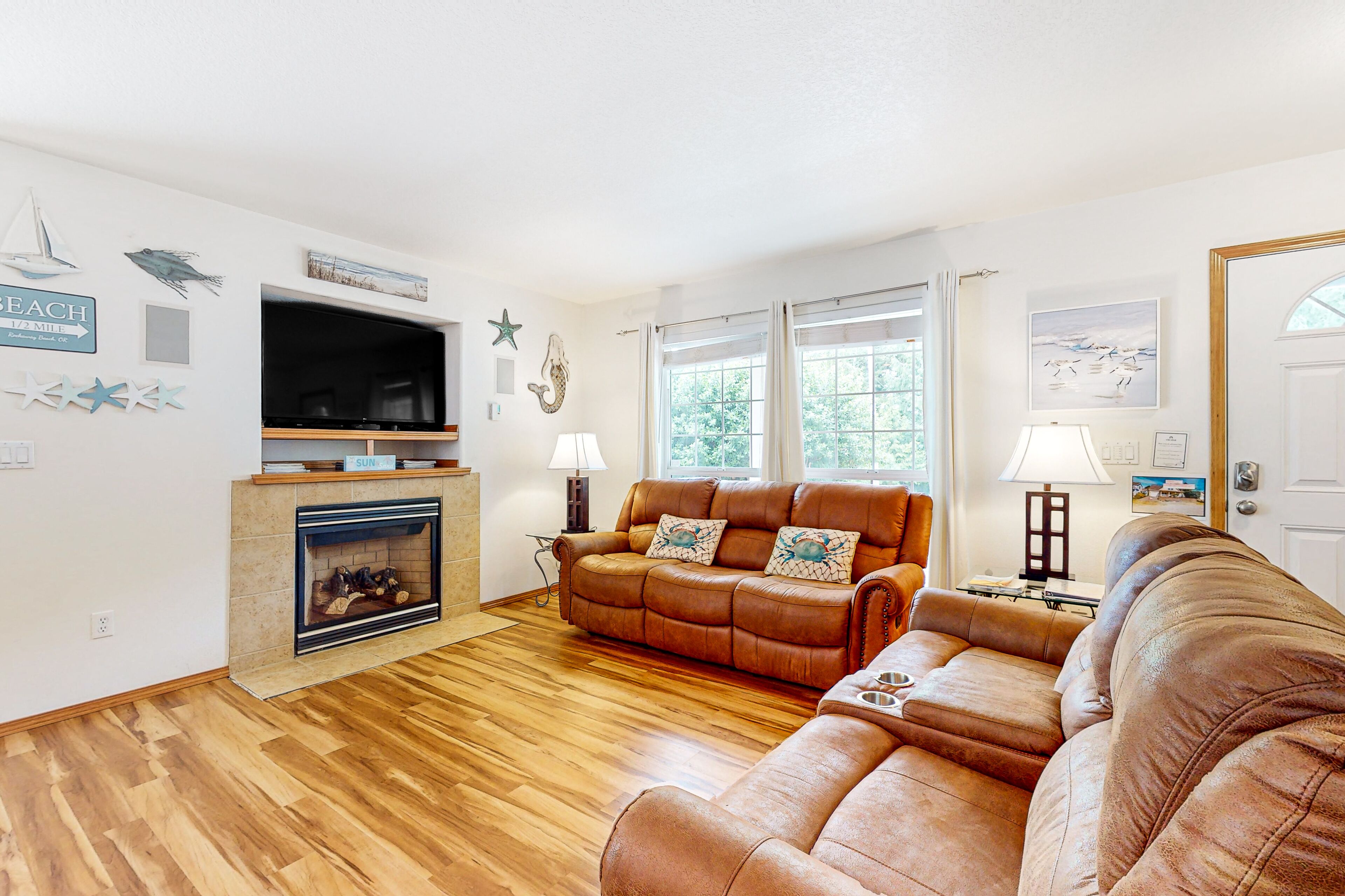 Comfy dog-friendly home with private hot tub - walk to the beach & downtown