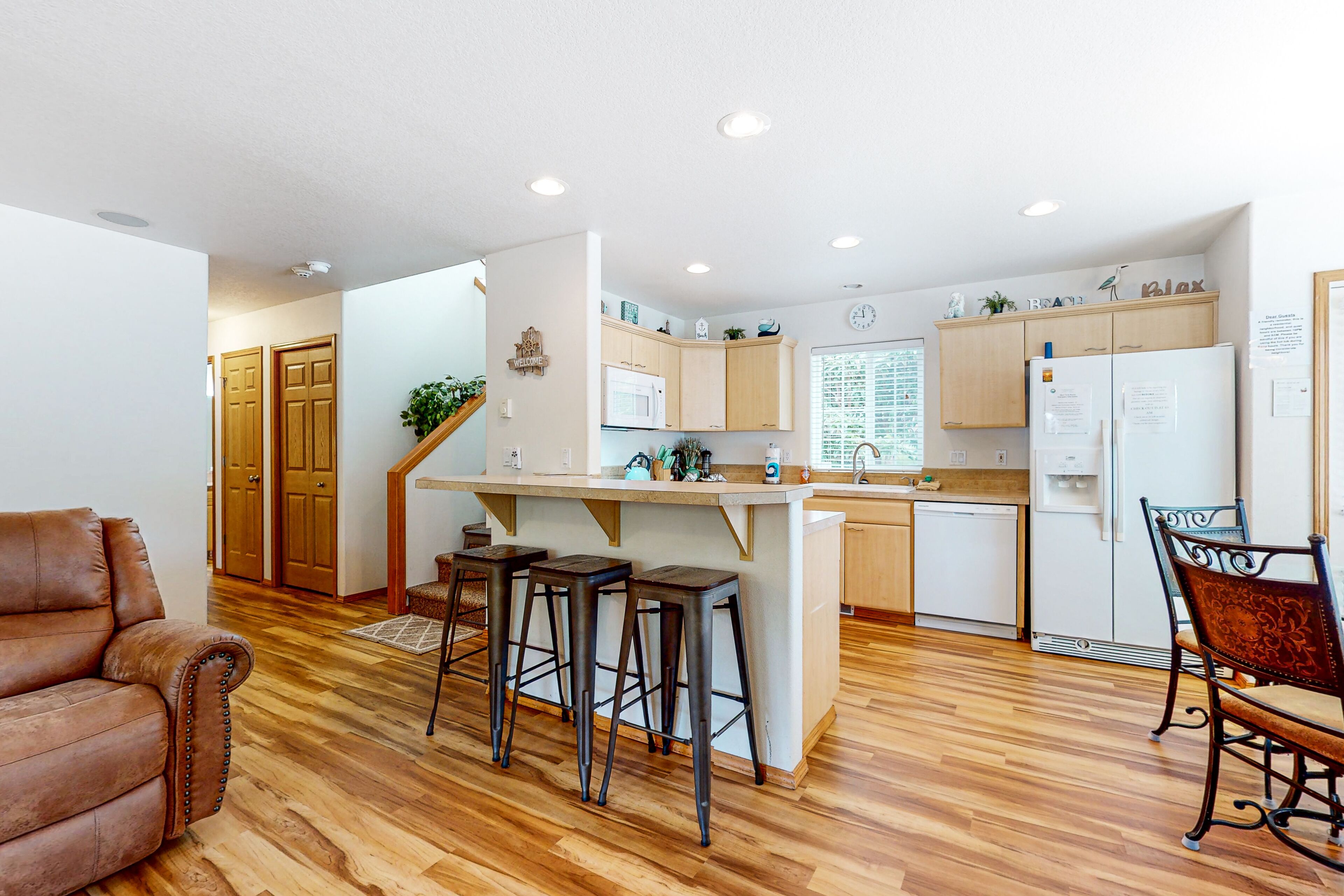 Comfy dog-friendly home with private hot tub - walk to the beach & downtown