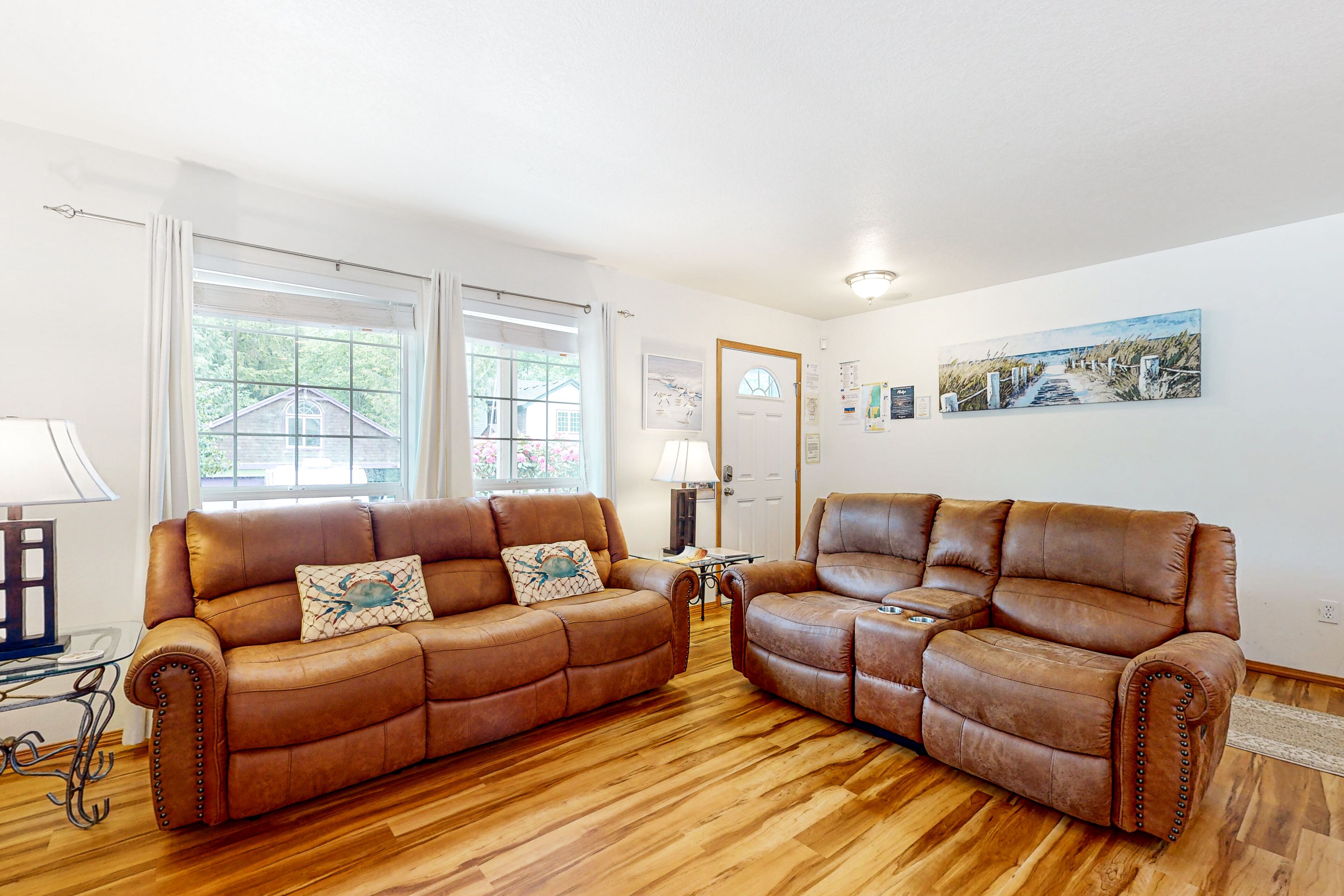 Comfy dog-friendly home with private hot tub - walk to the beach & downtown