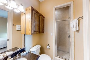 Towels - Half a Block to the Beach Condo w/ AC, WiFi, Private Laundry & Shared Pool (South Padre Island)