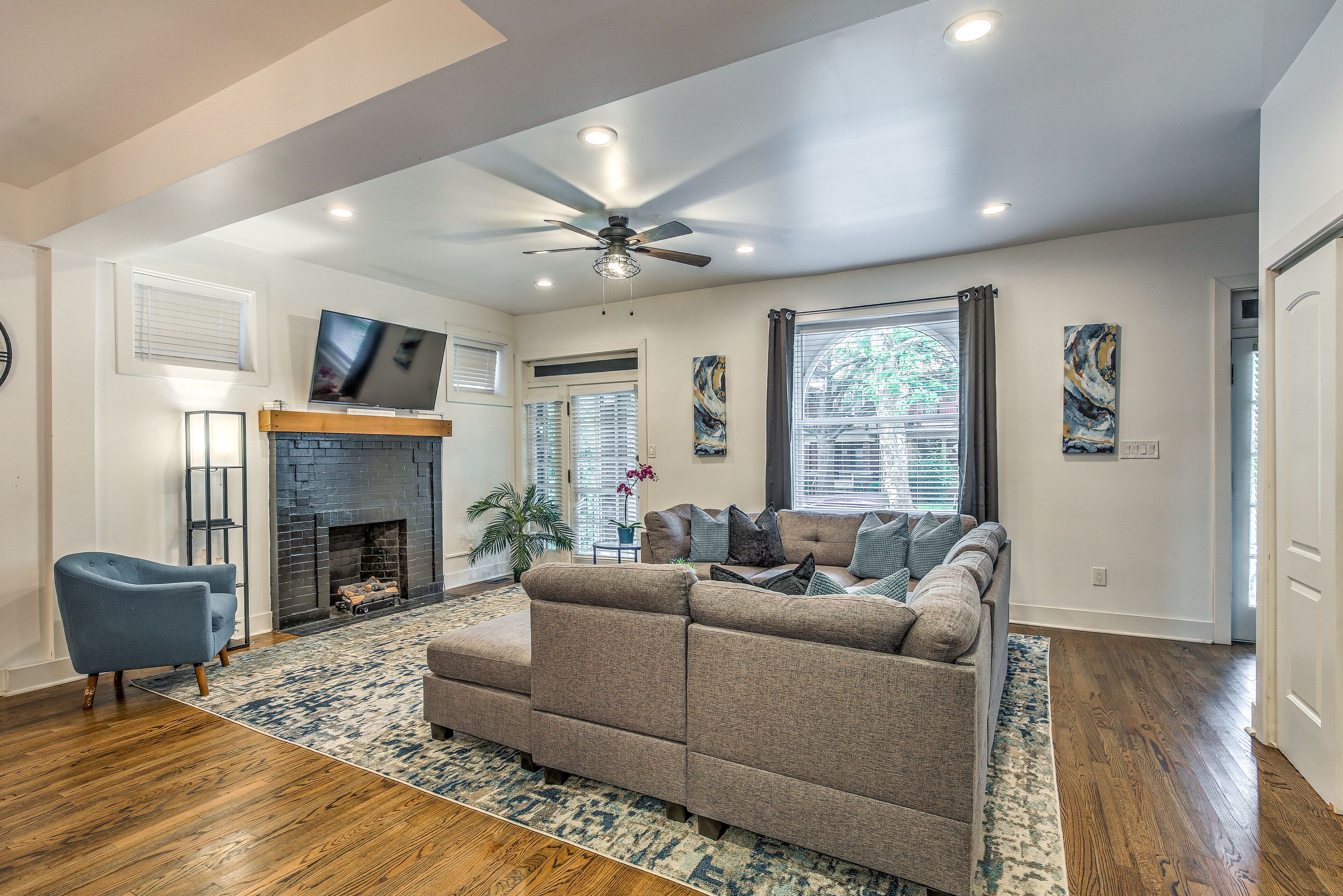 Large & Luxurious 5Bdrm 3Ba | JZ Vacation Rentals