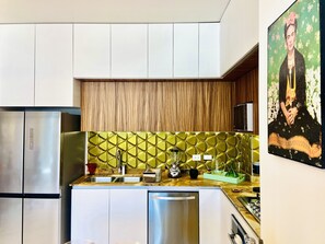 Frigorífico, microondas, horno y placa de cocina