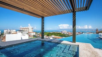 Una piscina al aire libre, una piscina climatizada