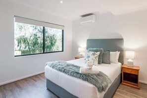 3 bedrooms, iron/ironing board, WiFi, bed sheets