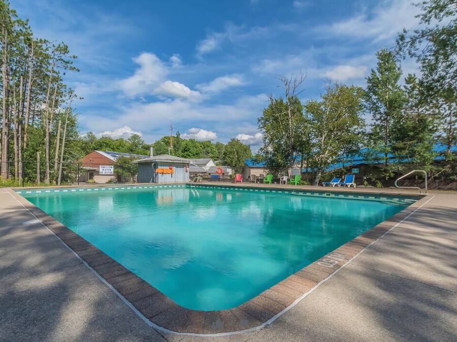 Una piscina techada, una piscina al aire libre de temporada