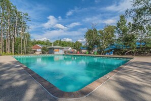 من حمّامات السباحة المغطاة، حمّام سباحة خارجي موسمي