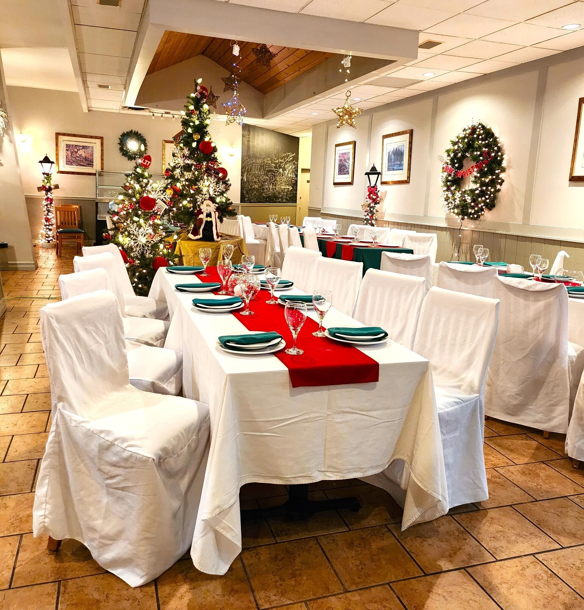 Der serveres aftensmad, brunch og lokale og internationale retter