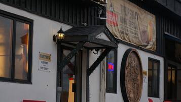 A building with a sign reading "JOLLY ROGER" and a banner advertising a Thursday night special.