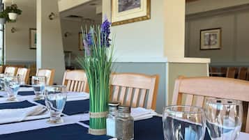 Se sirven cenas, brunch y cocina local e internacional