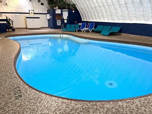Indoor pool, seasonal outdoor pool - Jolly Roger Inn & Resort (Seguin)