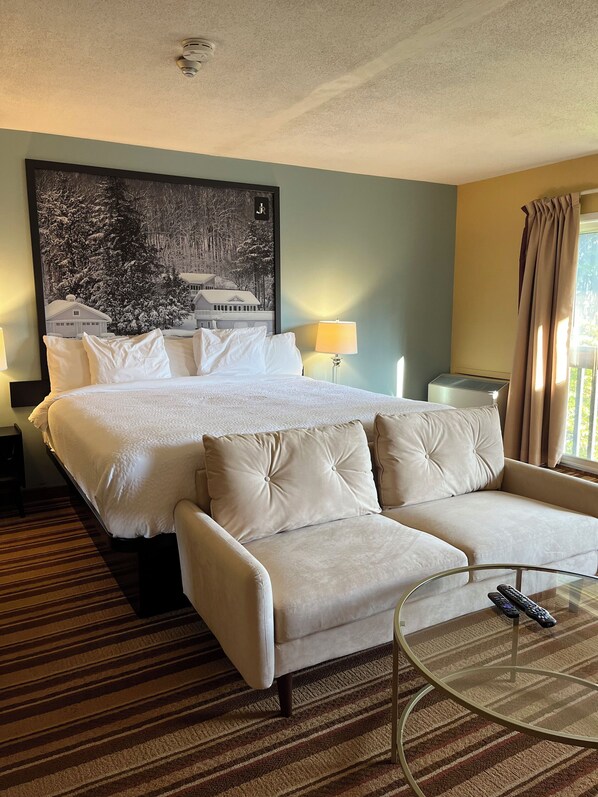 أغطية فراش متميزة ومكتب ومساحة عمل للكمبيوتر المحمول وستائر تعتيم