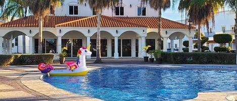 حمّام سباحة خارجي