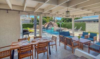 Walk to Disney + Brand New Pool and Rockslide + Game Room + Pet Friendly