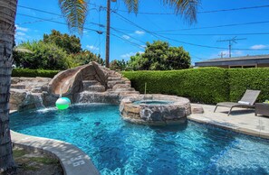 A heated pool - Walk to Disney + Brand New Pool and Rockslide + Game Room + Pet Friendly (Anaheim)