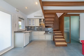 Fridge, oven, stovetop, dishwasher
