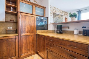 Kühlschrank, Mikrowelle, Herdplatte, Wasserkocher mit Kaffee-/Teezubehör