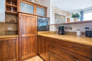 Refrigerador, microondas, parrilla de estufa y cafetera y tetera 