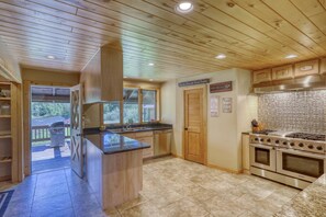 Réfrigérateur, micro-ondes, lave-vaisselle, cafetière/bouilloire