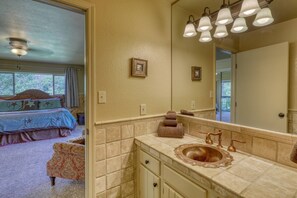 Douche, sèche-cheveux, serviettes fournies, shampoing