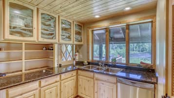 Een koelkast, een magnetron, een vaatwasser