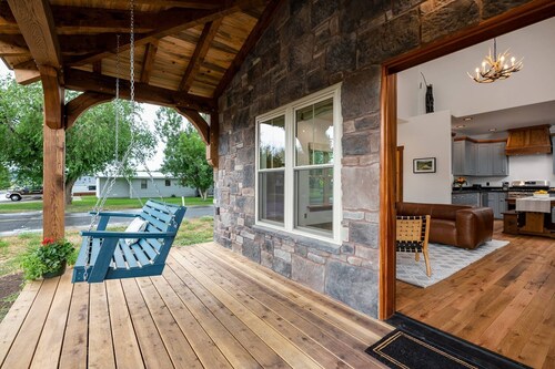 Pagosa Hygge: Updated Amenities, Walk to River, Stunning Views, Close to Downtown and Hot Springs!