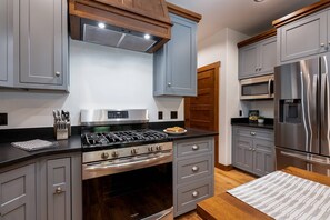 Fridge, microwave, dishwasher, coffee/tea maker