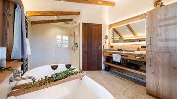 Badewanne, Haartrockner, Handtücher