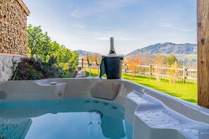 Outdoor spa tub - Alm Chalet Kone, 130 sqm for 4 people, wood-burning stove, box-spring beds (Samerberg)