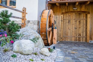 Property grounds - Alm Chalet Kone, 130 sqm for 4 people, wood-burning stove, box-spring beds (Samerberg)