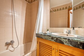 Badewanne, Haartrockner, Handtücher