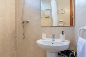 Douche, sèche-cheveux, serviettes fournies