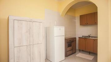 Kühlschrank, Ofen, Herdplatte, Wasserkocher mit Kaffee-/Teezubehör