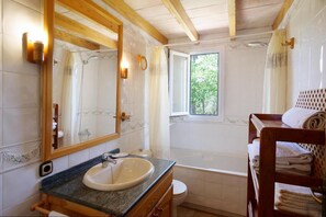 Bathtub, hair dryer, towels - Holiday Villa "Sa Vinyeta de Son Jaumell" with Wi-Fi, Pool, Garden & Terrace (Capdepera)