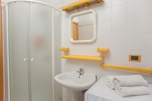 Shower, hair dryer, towels - Apartment "Alice" with Mountain View, Wi-Fi, A/C, Terrace & Garden (villa san pietro)
