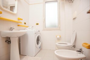 Douche, sĂšche-cheveux, serviettes fournies