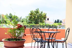 Outdoor dining - Apartment "Alice" with Mountain View, Wi-Fi, A/C, Terrace & Garden (villa san pietro)