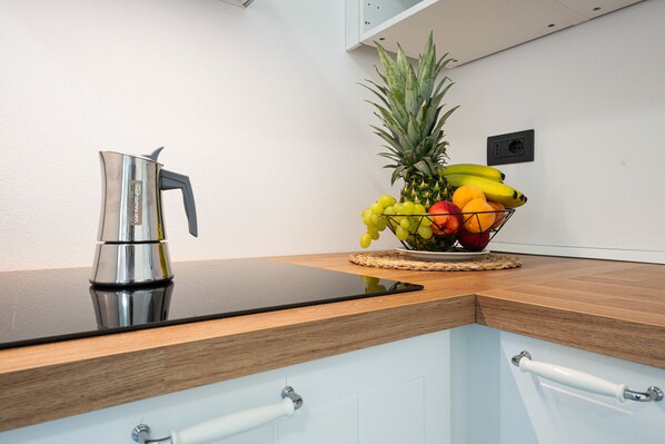 Fridge, oven, stovetop, coffee/tea maker